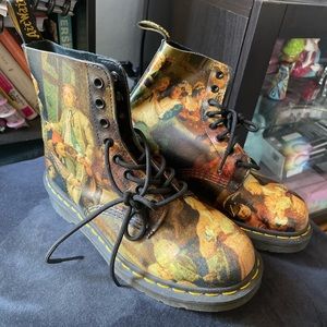 LIMITED EDITION DR MARTENS MUSEUM
COLLECTION X HOGARTH
RARELY WORN
SIZE 7 W US